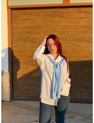 Camiseta blanca con detalle jersey azul