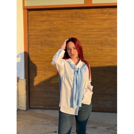 Camiseta blanca con detalle jersey azul · Almería