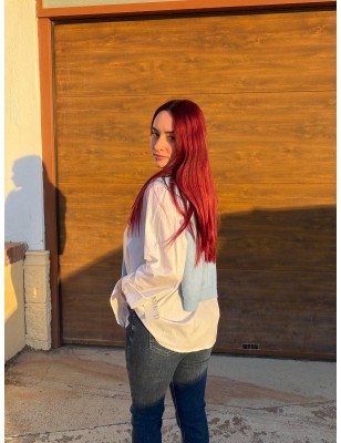 Camiseta blanca con detalle jersey azul · Almería