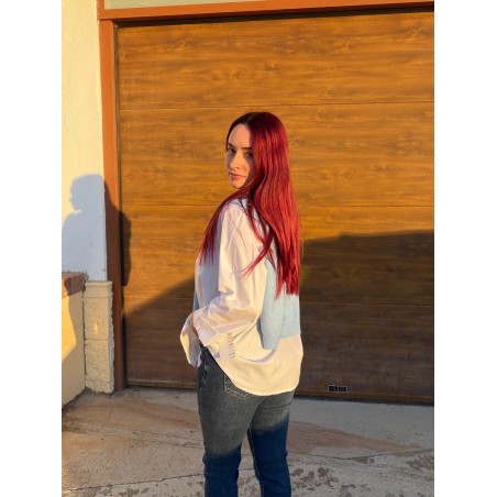 Camiseta blanca con detalle jersey azul