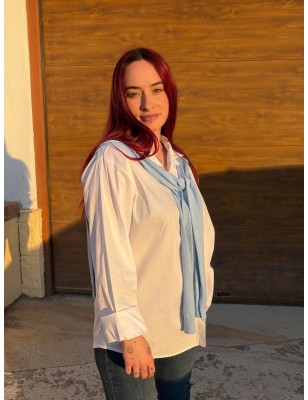 Camiseta blanca con detalle jersey azul · Almería